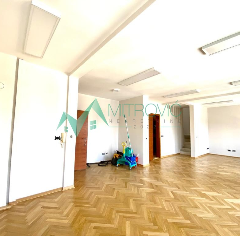 Lokal Prodaja Novi Sad  182 m2