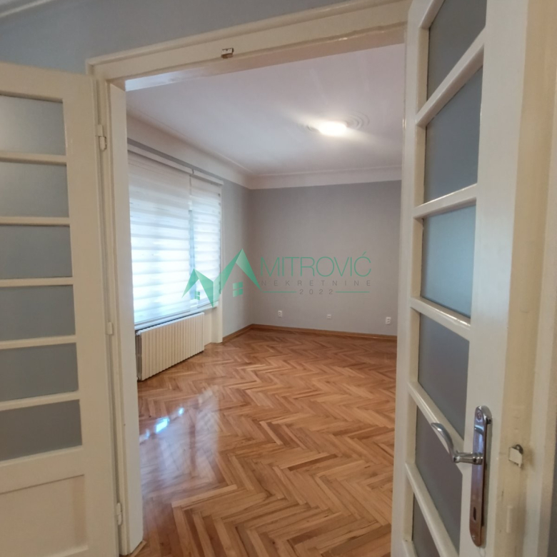 Renoviran prazan salonski stan u blizini suda i spensa.