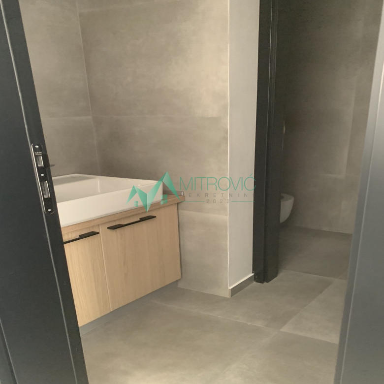 Lokal Prodaja Novi Sad  182 m2