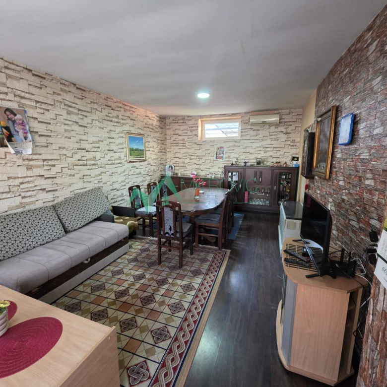 Kuća Prodaja Bačka Palanka  239 m2
