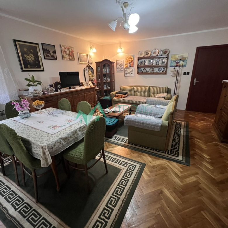 Kuća Prodaja Sremska Kamenica  276 m2