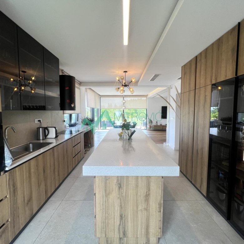 Kuća Prodaja Petrovaradin  360 m2