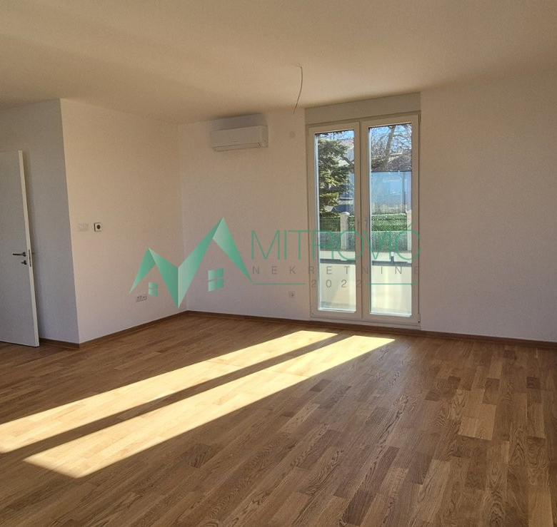 Sremska Kamenica –  Četvorosaoban stan sa pogledom na Novi Sad 92m2 + GRATIS parking mesto.