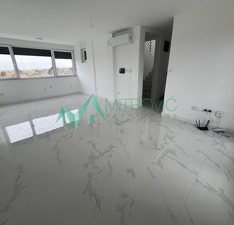 Penthouse stan sa krovnom terasom i bazenom – RETKO U PONUDI!.