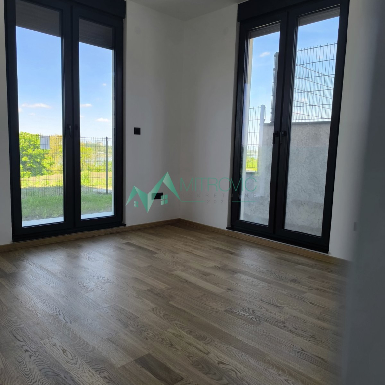 Sremska Kamenica 106 m2 nov jedinstven stan sa sopstvenim dvorištem i prelepim pogledom