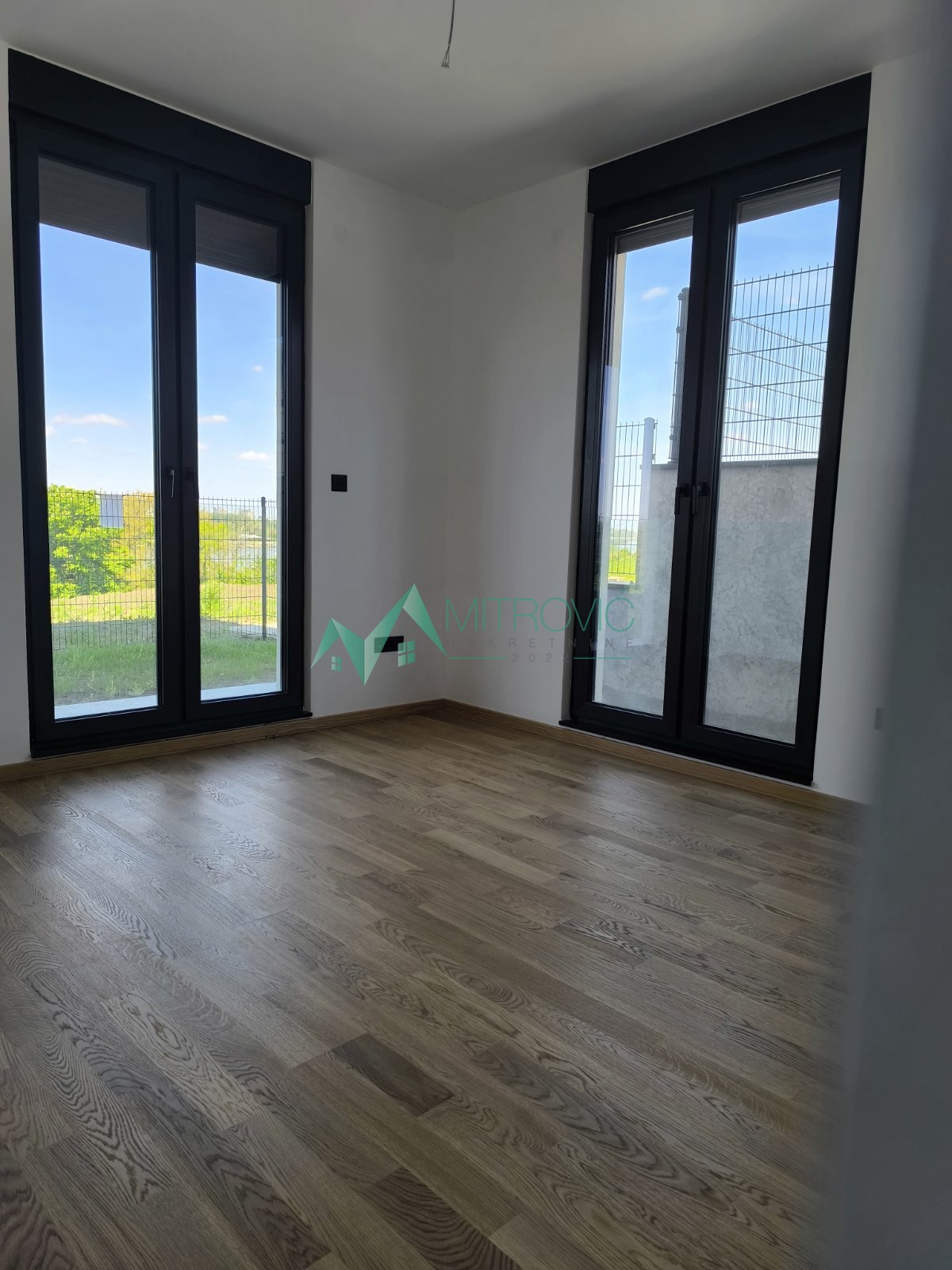 Sremska Kamenica 106 m2 nov jedinstven stan sa sopstvenim dvorištem i prelepim pogledom