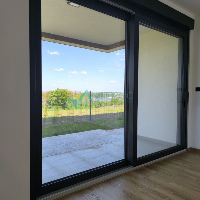 Sremska Kamenica 106 m2 nov jedinstven stan sa sopstvenim dvorištem i prelepim pogledom