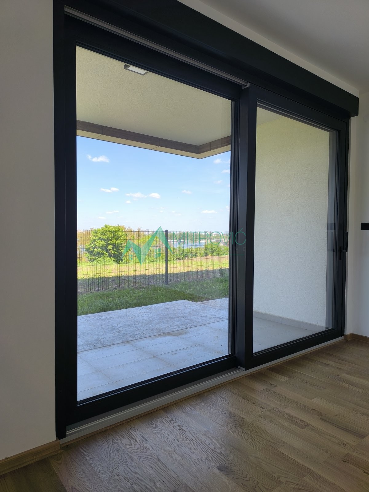 Sremska Kamenica 106 m2 nov jedinstven stan sa sopstvenim dvorištem i prelepim pogledom