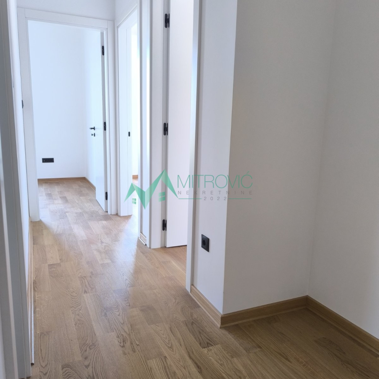 Sremska Kamenica 106 m2 nov jedinstven stan sa sopstvenim dvorištem i prelepim pogledom