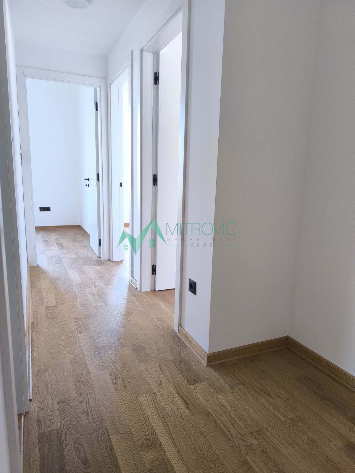 Sremska Kamenica 106 m2 nov jedinstven stan sa sopstvenim dvorištem i prelepim pogledom
