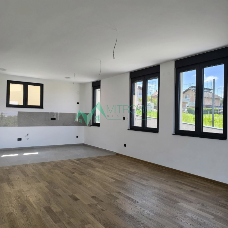 Sremska Kamenica 106 m2 nov jedinstven stan sa sopstvenim dvorištem i prelepim pogledom
