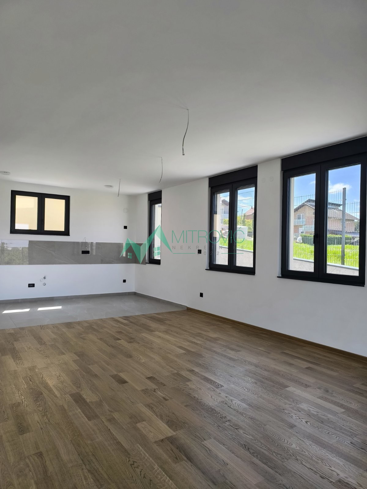 Sremska Kamenica 106 m2 nov jedinstven stan sa sopstvenim dvorištem i prelepim pogledom