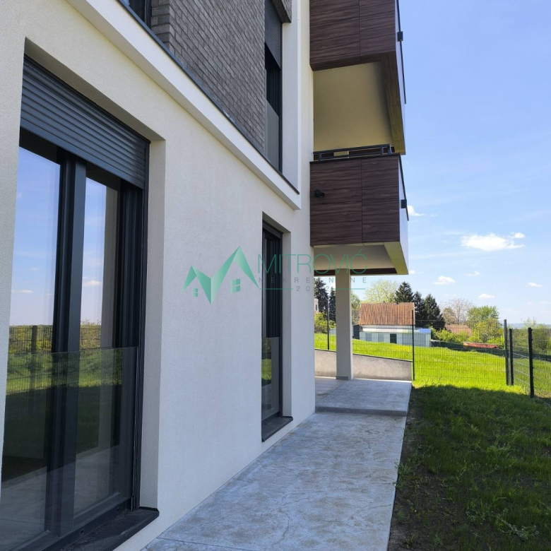 Sremska Kamenica 106 m2 nov jedinstven stan sa sopstvenim dvorištem i prelepim pogledom