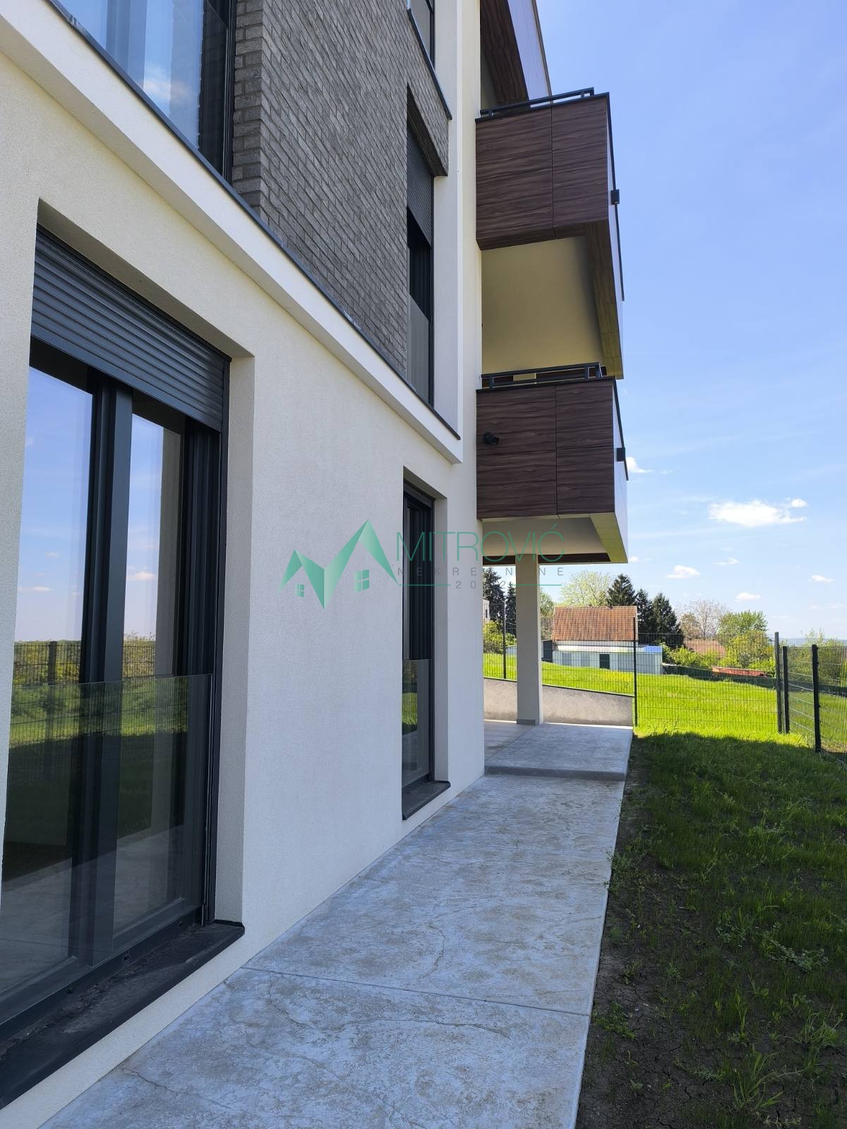 Sremska Kamenica 106 m2 nov jedinstven stan sa sopstvenim dvorištem i prelepim pogledom
