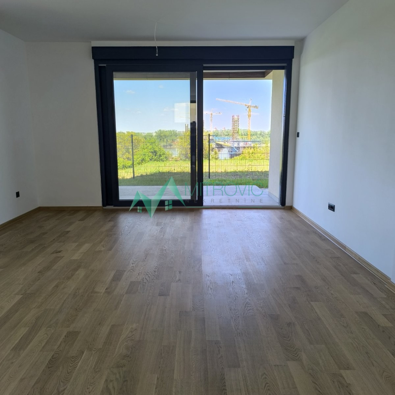 Sremska Kamenica 106 m2 nov jedinstven stan sa sopstvenim dvorištem i prelepim pogledom