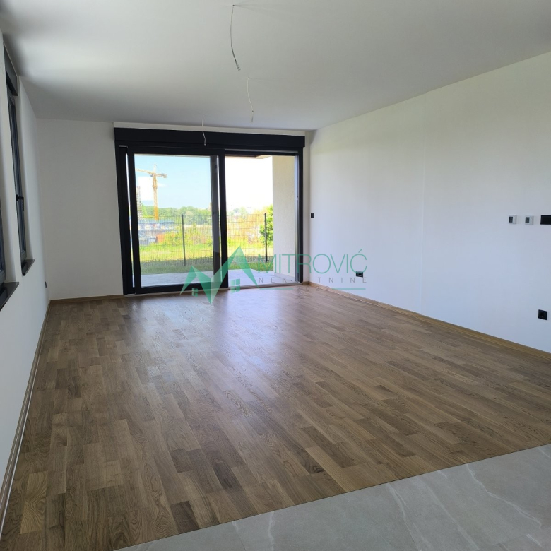 Sremska Kamenica 106 m2 nov jedinstven stan sa sopstvenim dvorištem i prelepim pogledom