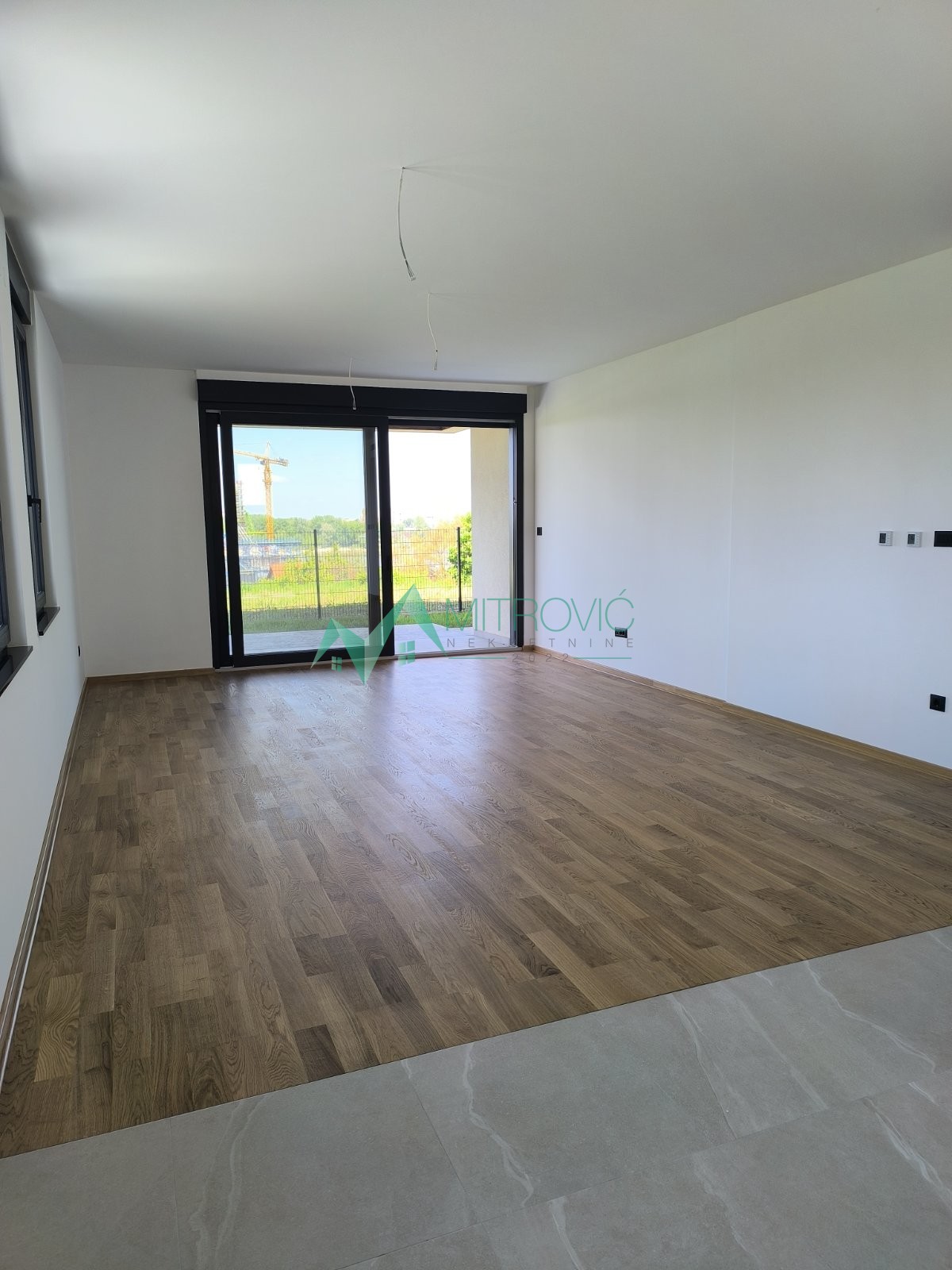 Sremska Kamenica 106 m2 nov jedinstven stan sa sopstvenim dvorištem i prelepim pogledom