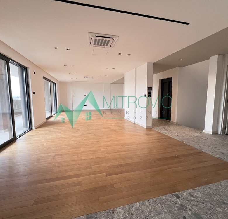 Novi Sad, Telep – Komforan penthouse petosoban stan + gratis garaža.