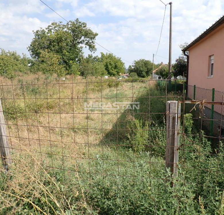 Obrenovac, plac 11 ari.