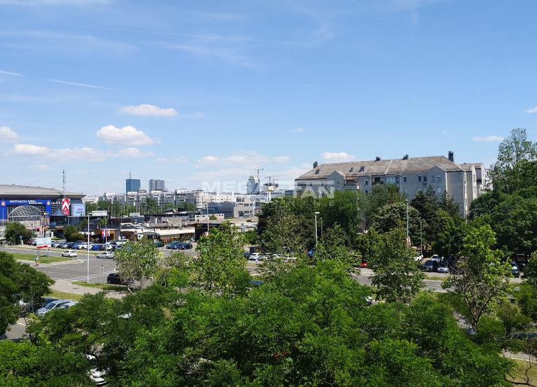Novi Beograd, Blok 28 – Potkovica, retko u ponudi.