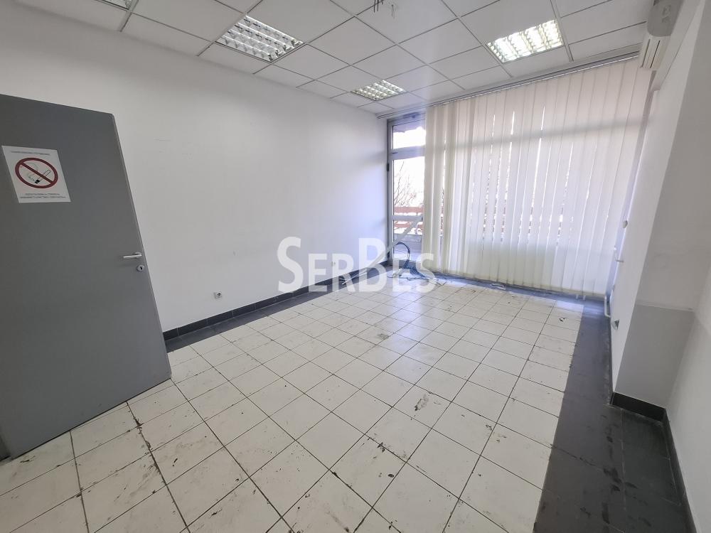 211001839-18-20260625105758 Lokal za izdavanje, Bulevar Oslobođenja, Novi Sad, 400m², 4.500 €/mes