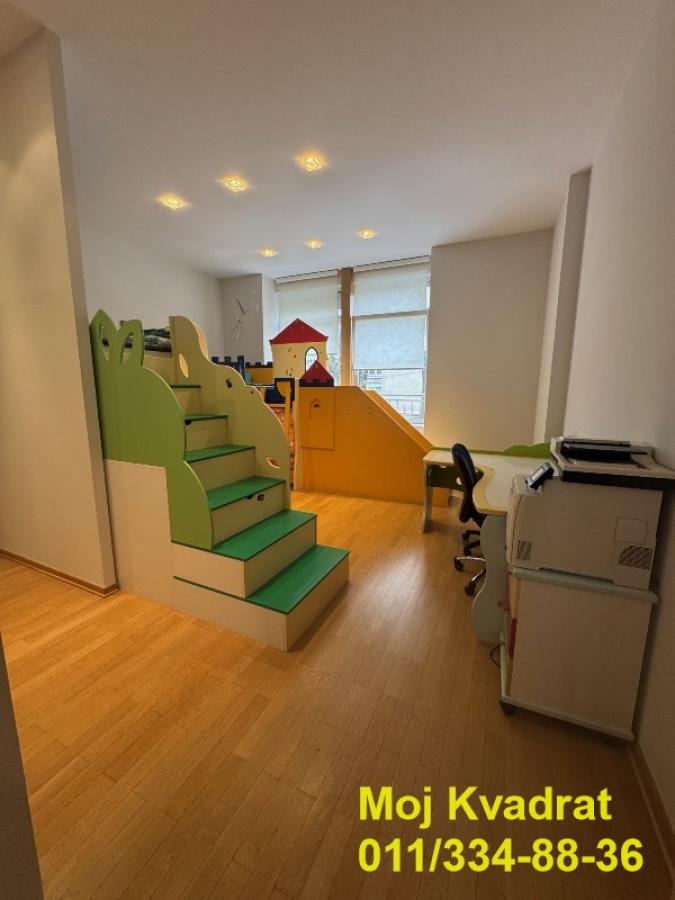 Trosoban stan za izdavanje, Vukov Spomenik, Beograd, 131m², 1.990 €/mes