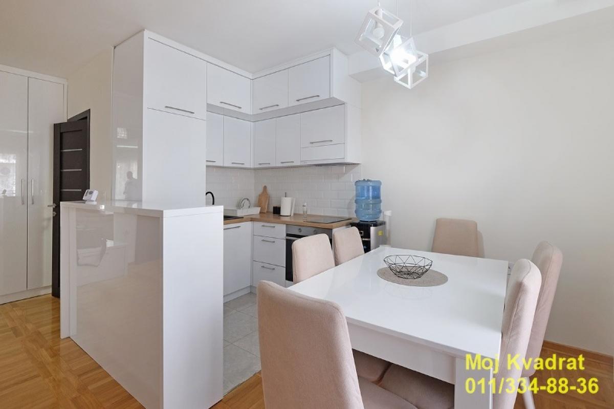 Trosoban stan na prodaju, Slavujev Venac, Beograd, 87m², 261.000 €