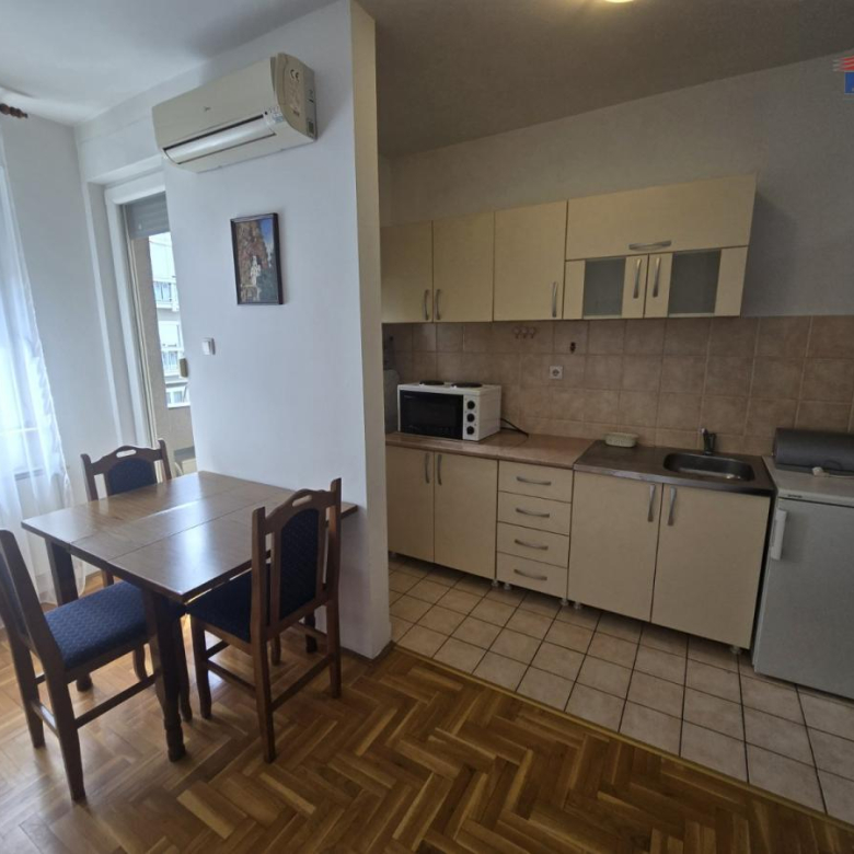 Stan Izdavanje Novi Sad  25 m2