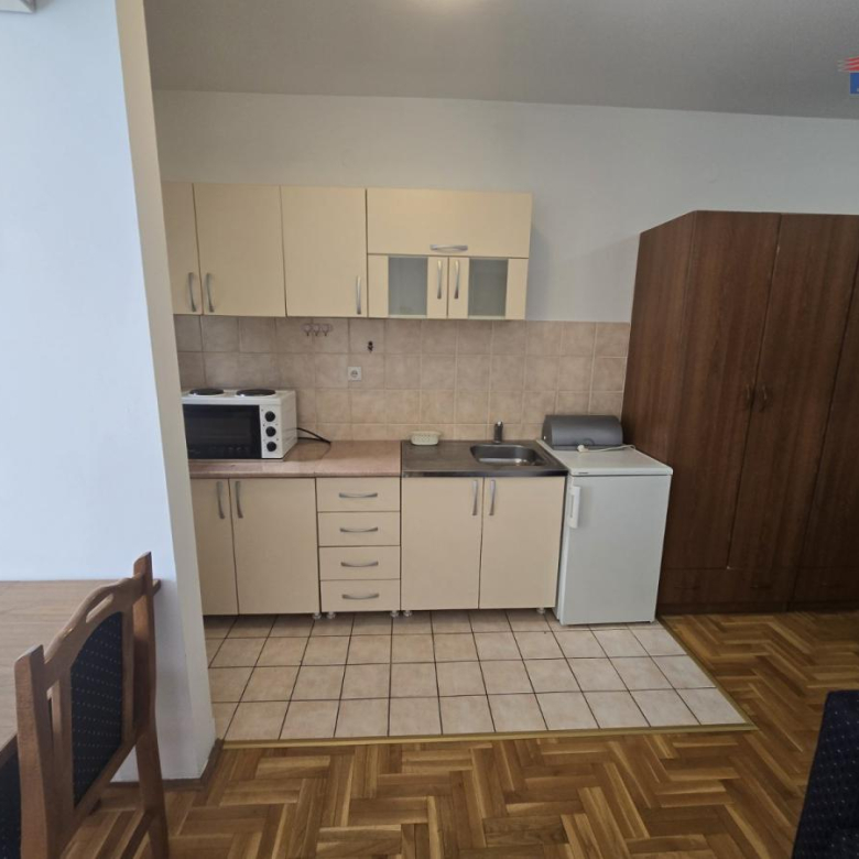 Stan Izdavanje Novi Sad  25 m2