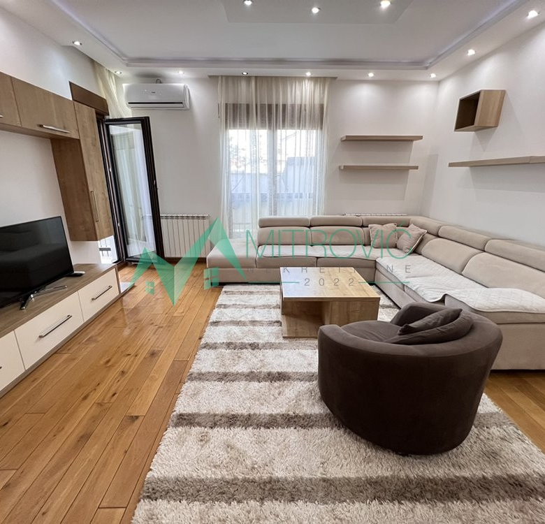 Novi Sad, Centar (pešačka zona) – Odličan, kompletno i kvalitetno namešten dvosoban stan u strogom centru grada + garaža.