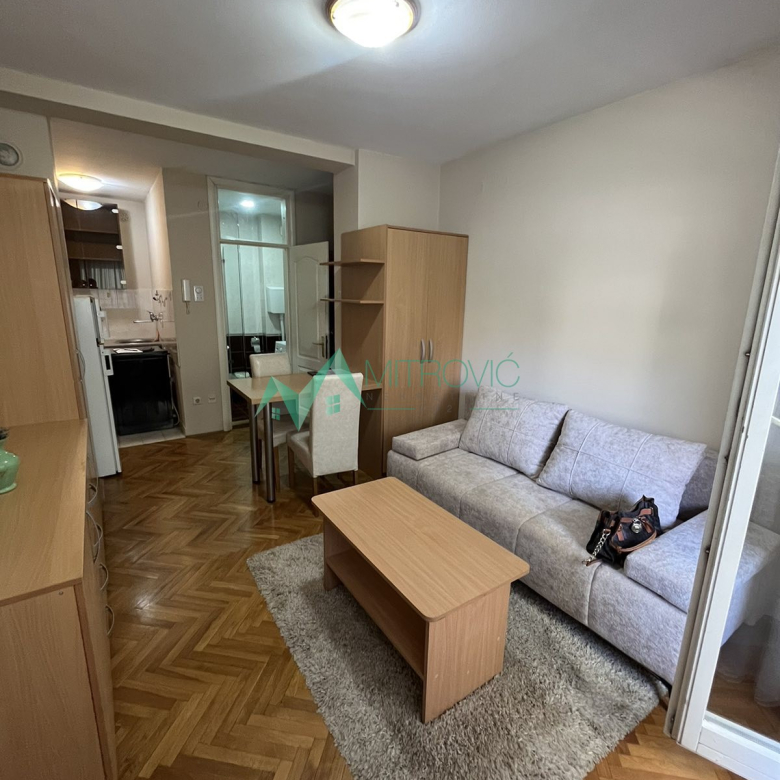 Izdaje se garsonjera – Grbavica, Novi Sad (Šifra: 9102193).