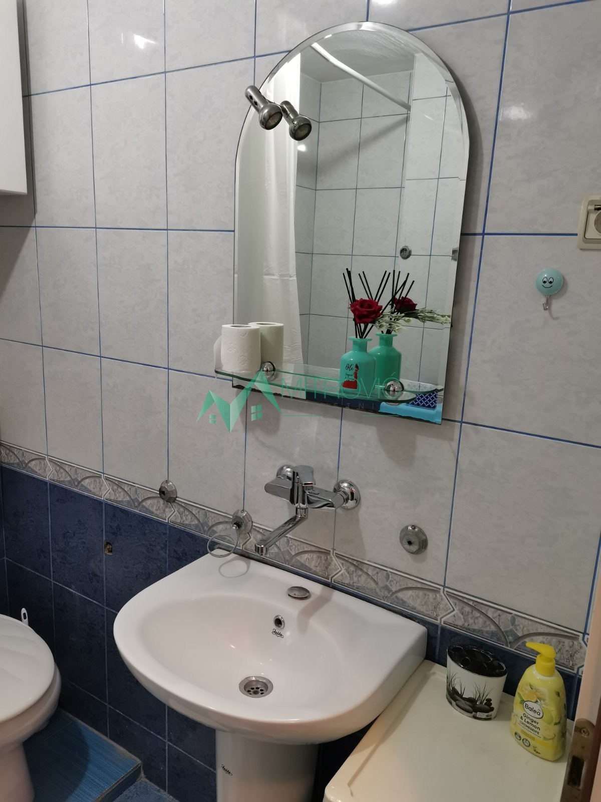 Izdaje se jednoiposoban, potpuno namešten stan – blizina Sajma