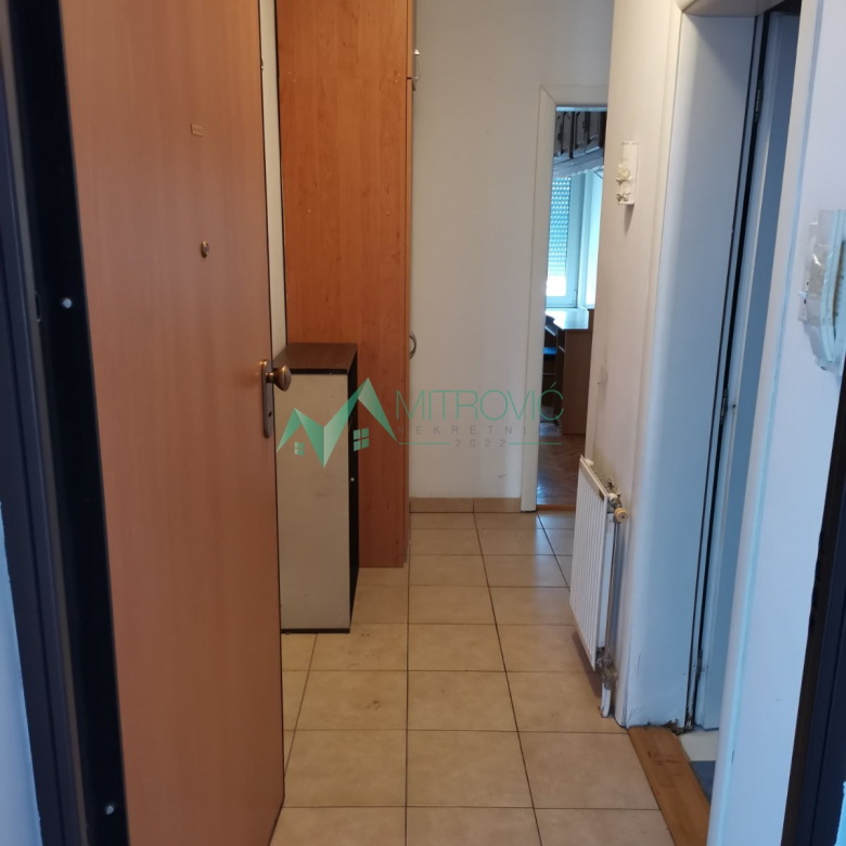 Izdaje se jednoiposoban, potpuno namešten stan – blizina Sajma