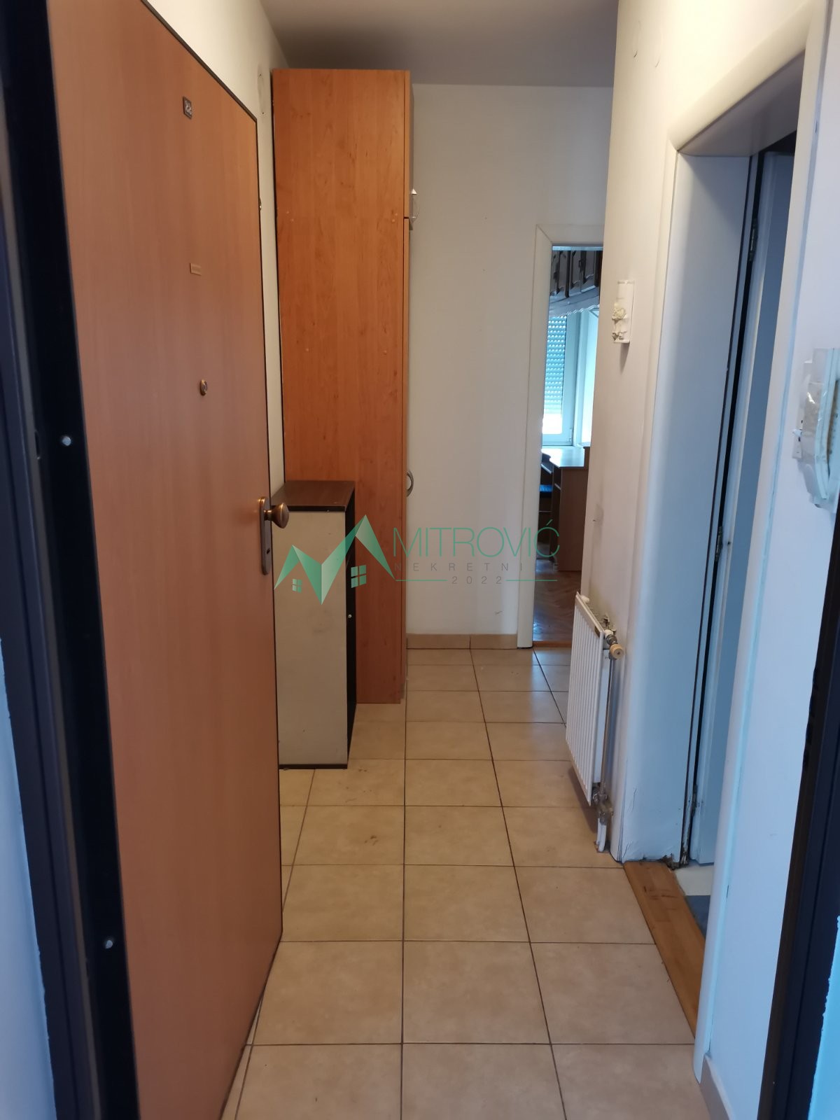 Izdaje se jednoiposoban, potpuno namešten stan – blizina Sajma