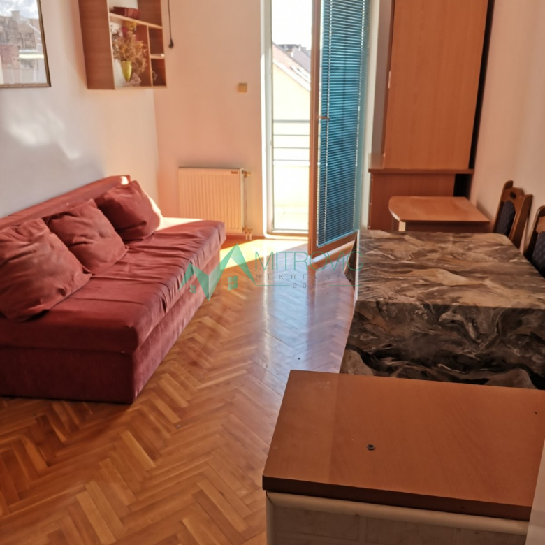 Izdaje se jednoiposoban, potpuno namešten stan – blizina Sajma