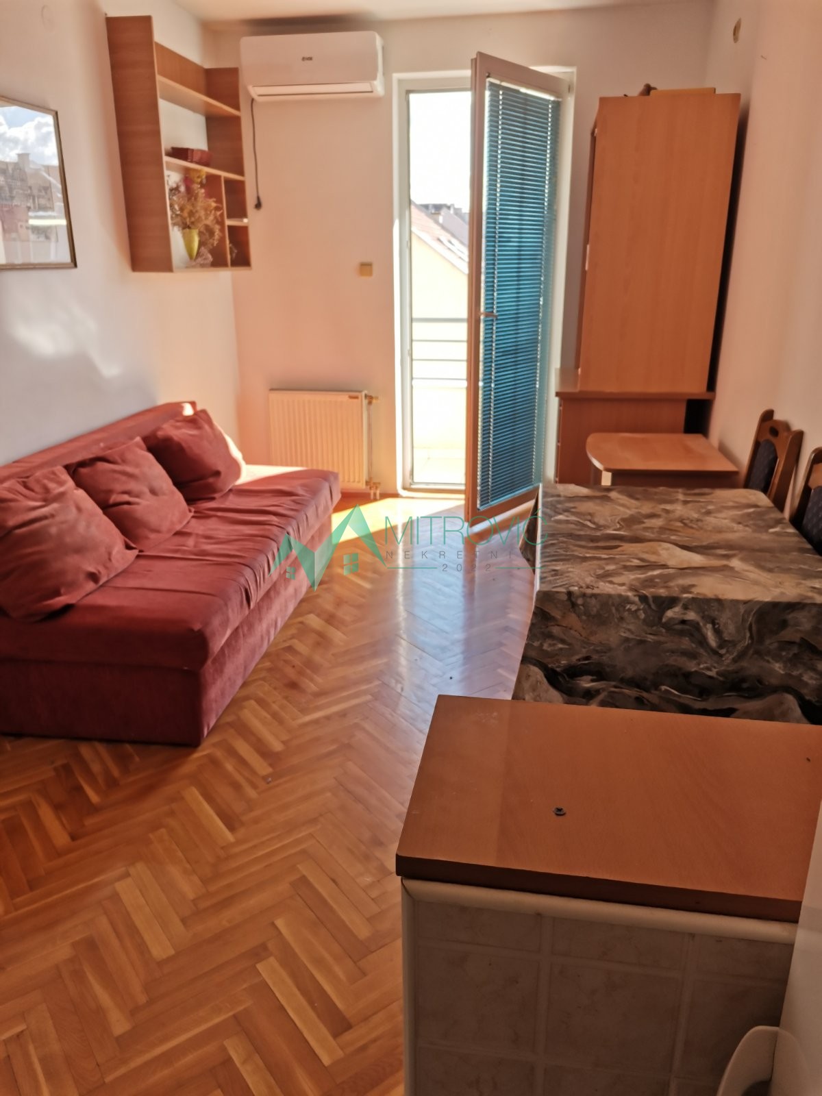 Izdaje se jednoiposoban, potpuno namešten stan – blizina Sajma