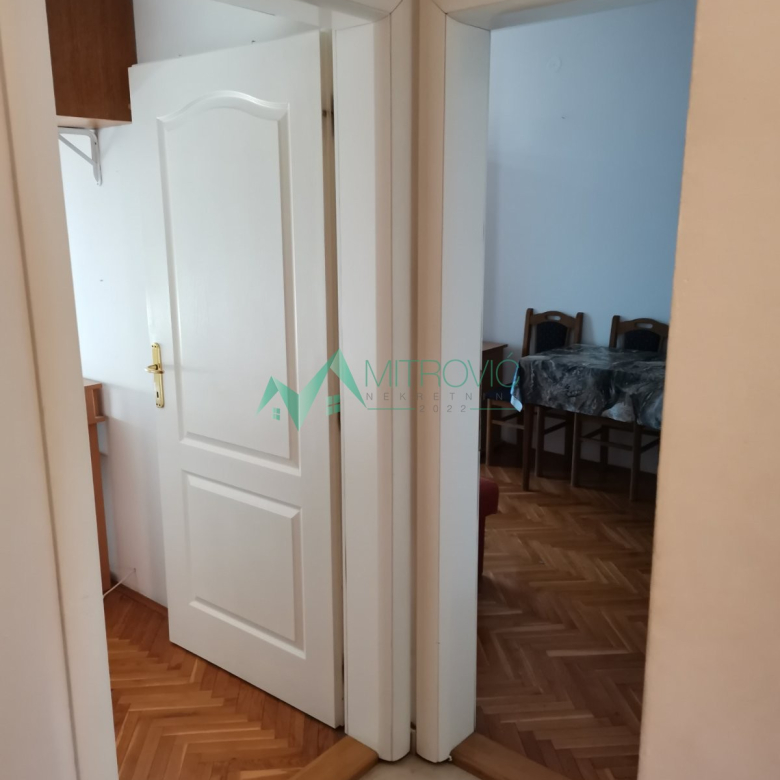 Izdaje se jednoiposoban, potpuno namešten stan – blizina Sajma