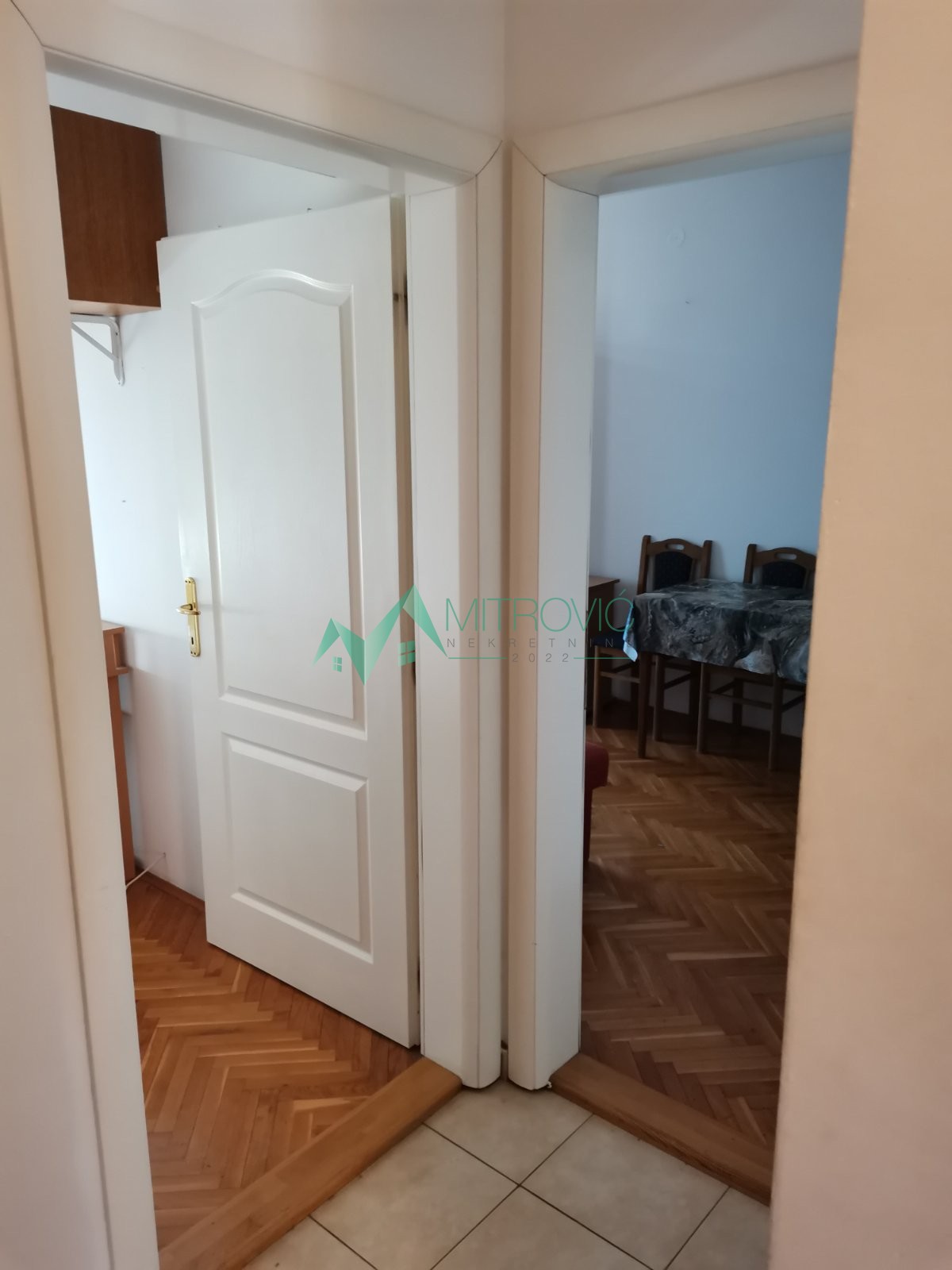 Izdaje se jednoiposoban, potpuno namešten stan – blizina Sajma
