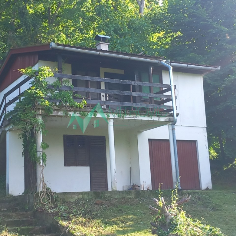 Vikendica u Neštinu 66m2, na placu 2.790m2, na obali Dunava, agenciska šifra 3000261.