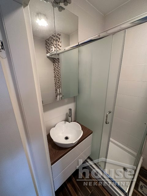 stanovi-2-5-re-centar-1058900-zwufn Dvoiposoban stan na prodaju, Centar, Novi Sad, 48m², 2. sprat, 185.400 €