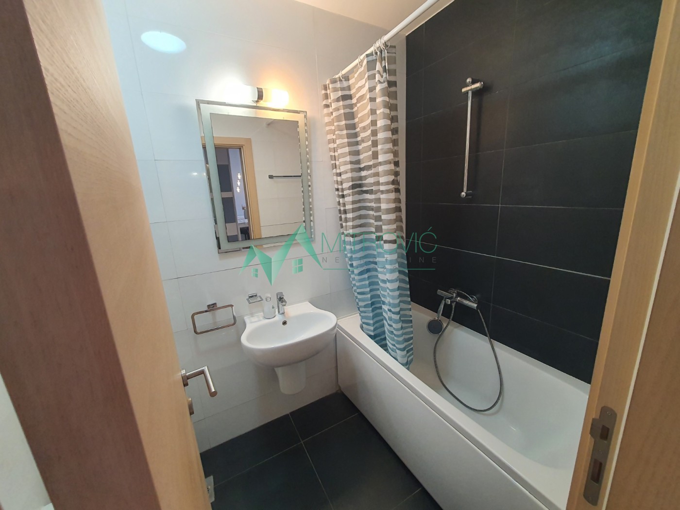 stanovi-2-re-adamoviCevo-naselje-1004189-fzlwv Dvosoban stan na prodaju, Adamovićevo Naselje, Novi Sad, 42m², 142.140 €