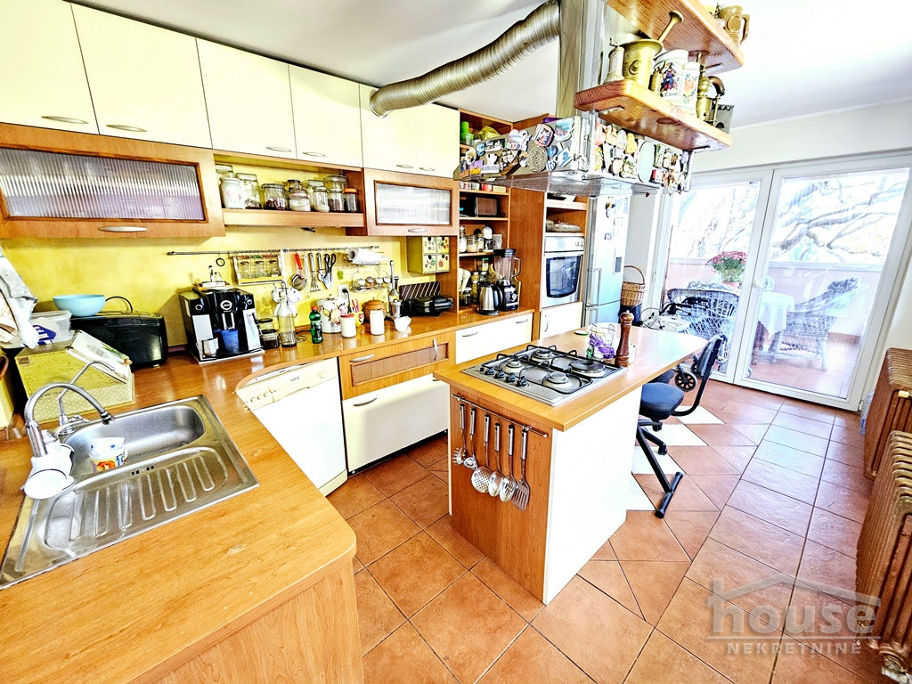 stanovi-4-dx-centar-1061358-bme2j Četvorosoban stan na prodaju, Centar, Novi Sad, 128m², 3. sprat, 250.000 €
