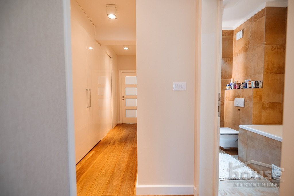 Višesoban stan na prodaju, Bulevar Oslobođenja, Novi Sad, 213m², 3. sprat, 617.700 €