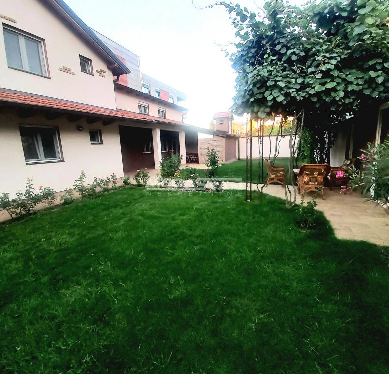 Dvoetažna kuća sa placem 3,62 ara.