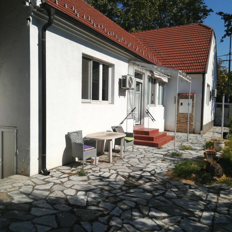 Kuća sa placem 4,9 ari, garaža.