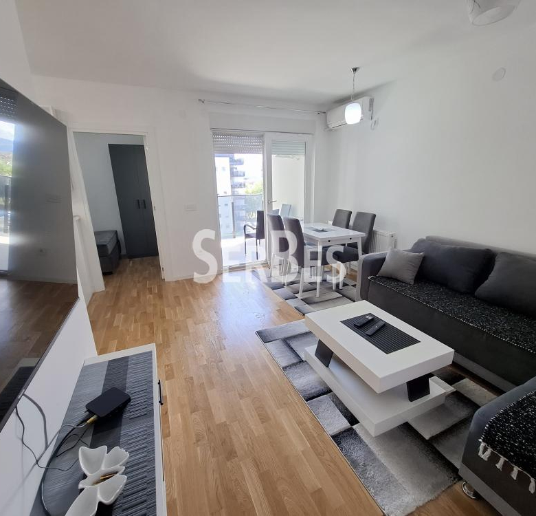 Izdaje se jednoiposoban stan (45 m²) sa garažnim mestom Novo Naselje ID#1857.