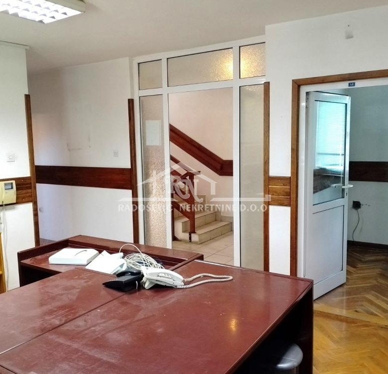 Lokal Izdavanje Pećinci  555 m2
