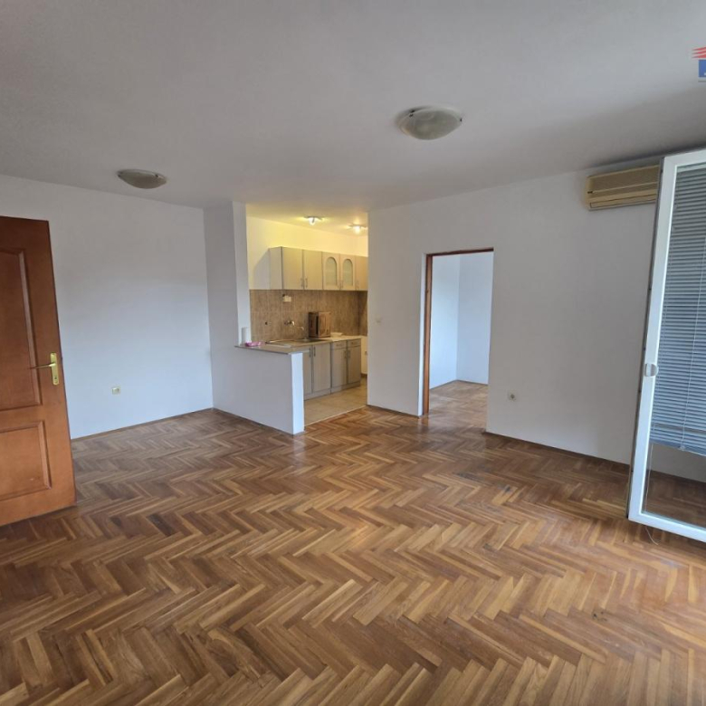Lokal Izdavanje Novi Sad  65 m2