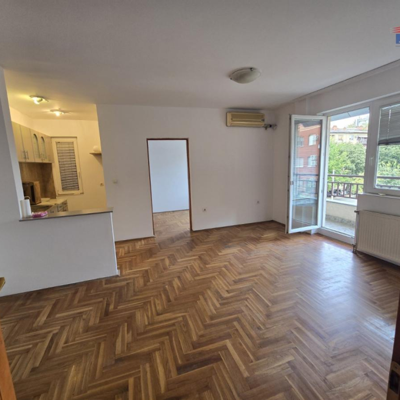 Lokal Izdavanje Novi Sad  65 m2