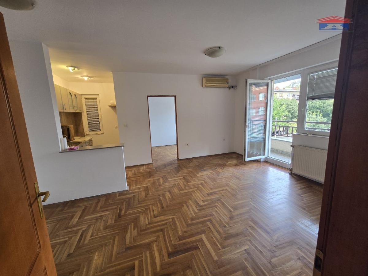 Lokal Izdavanje Novi Sad  65 m2